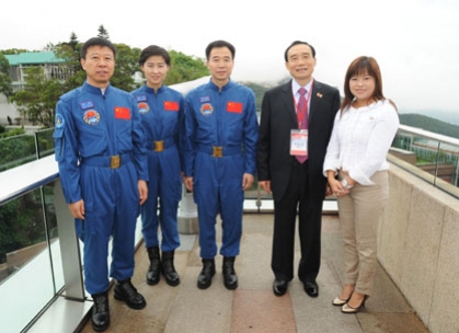 Delegation of the Tiangong-1/Shenzhou-9 manned space docking and rendezvous mission toured The Peak